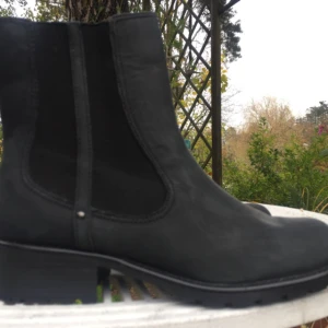  - Nya oanvända svarta Clarks Orinoco Club kängor. Nypris just nu i butiken är 999kr-1.299kr!  Går att mötas upp i Stockholm eller fraktas spårbart med Skicka lätt för ytterligare 53kr.  Storlek UK 6 1/2 som motsvarar EU 40 