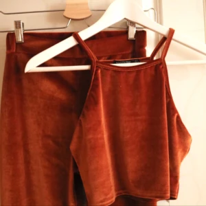  - Supersnyggt velvet-set i asball färg!! Crop-top + högmidjade utsvängda byxor från Nasty Gal. Säljer pga för liten :(
