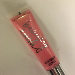  - Äkta Victoria’s secret lip gloss, aldrig använt såklart har bara öppnat och kollat på det men fick det i present men är inte min färg direkt, swish går bra köpare står för frakt