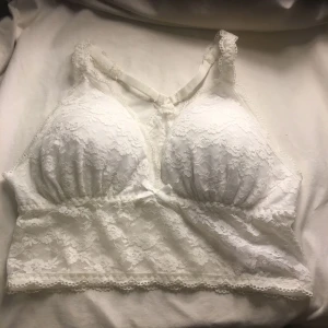  - Vit spets bh/top aldrig använd pga att den är för liten alltså bra skick. Lite vaddering i. Swish går bra köpare står för frakt