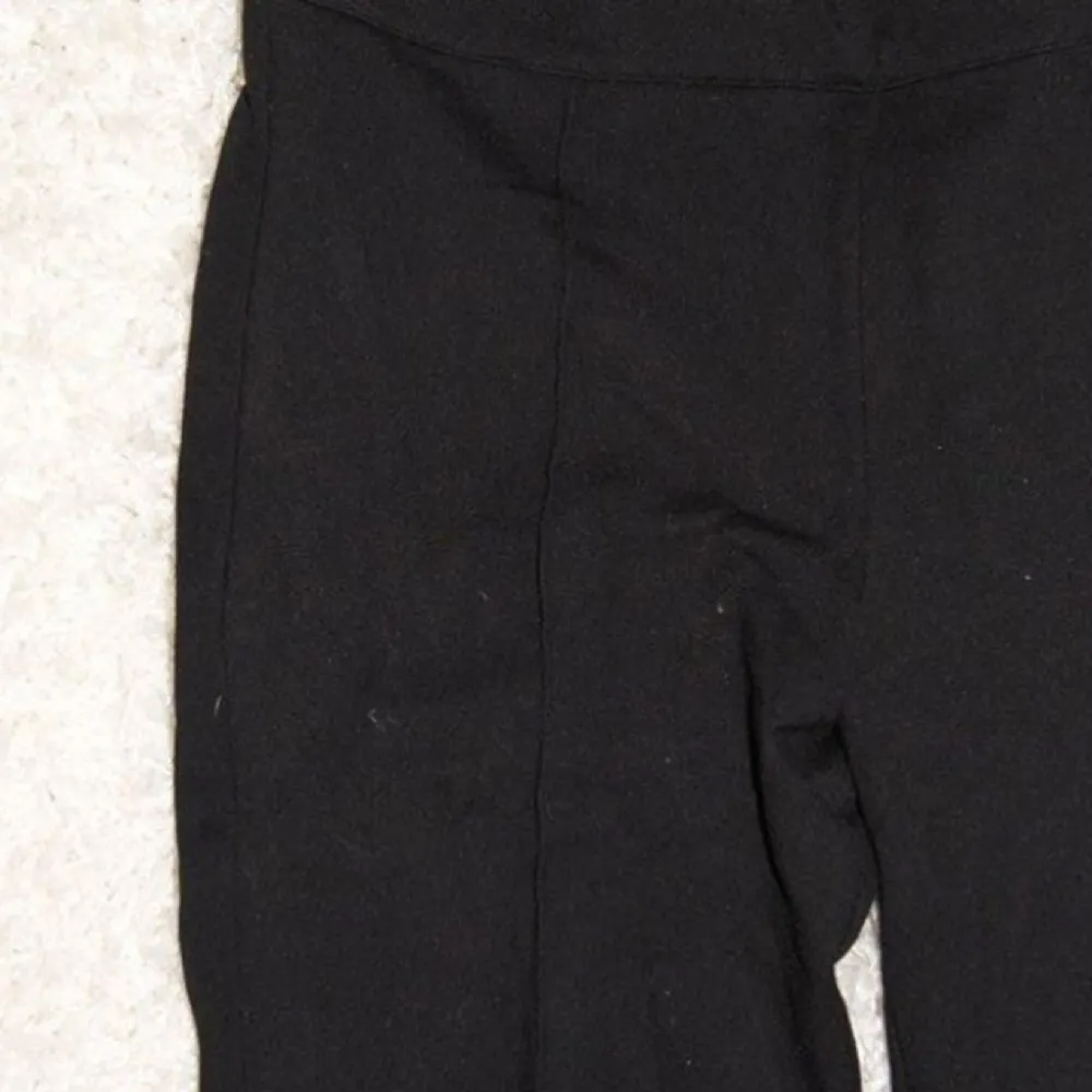 Lite finasre utsvängda byxor i mjukt material, dragkedja i sidan! . Jeans & Byxor.