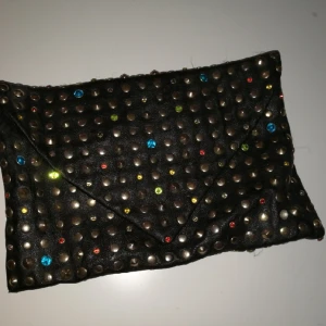  - Läderväska med nitar. 