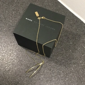  - Halsband från Marc Jacobs 
