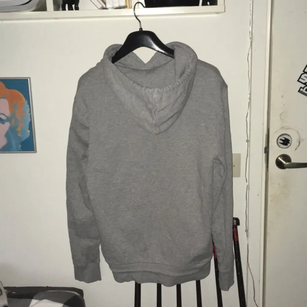 Levis hoodie, använd fåtal gånger och är i bra skick. Frakt 60kr . Hoodies.