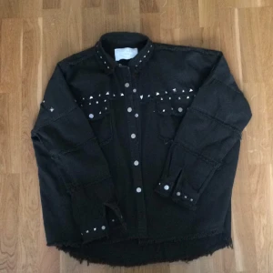  - Mörk grön Jacka från zara med nitar! Nypris 500 kr