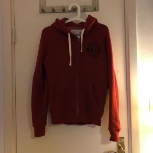  - En snygg och supermysig munktröja i färgen burgundy.Tröjan är köpt i London för ett par år sedan men har inte kommit till användning för mig. Den är sparsamt använd och är därför i mycket gott skick.    Frakt ingår INTE i priset. 