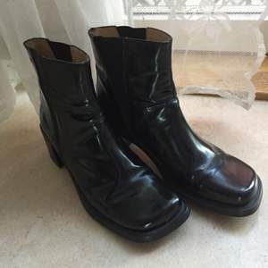 Fina boots/klackskor från vagabond ✨ Knappt använda, mycket fint skick. Äkta läder, perfekta till höst/vår ☺️ Frakt 89kr.