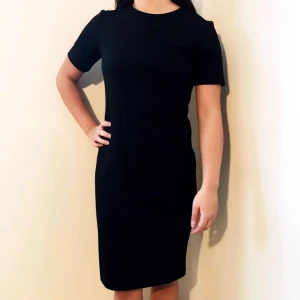  - Fodralklänning från H&M. Säljes för 50kr, frakt tillkommer.  Betalning sker via swish