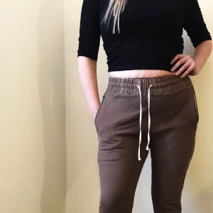  - Joggers från REPRESENT. Säljes för 150kr, frakt tillkommer.  Byxorna är unisex och passar M. 