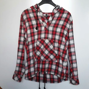  - Skjorta med luva och magficka. Utan knappar. Använd 1 gång. 