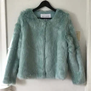  - Pälsjacka från Nelly, mintgrönblå, använd två gånger, stängs med hylsor 