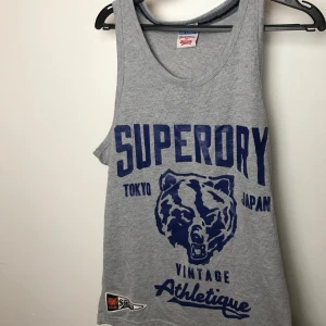  - Tajt och snyggt Linne från Superdry! Har en liten röd fläck på baksidan som säkert går bort i tvätten, därmed det låga priset!
