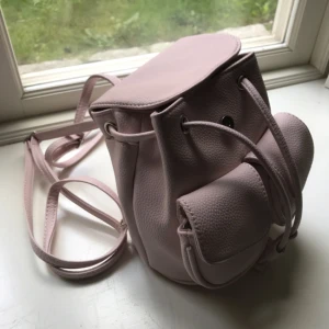  - Liten ljusrosa ryggsäck från Bershka. Aldrig använd 🌸