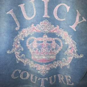  - Äkta Juicy couture-tröja i gott skick! Färgen är en fin, matt ljusblå. Originalpriset är ca 1300 så passa på! :)