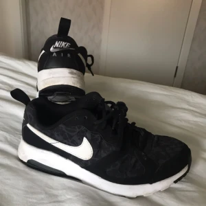  - Sparsamt använda nikes. 