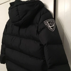  - Knappast använd eskimå dbrand jacka (svart) Storlek L, tycker den är liten i storleken passar dom som har M. Nypris = 1,999kr. Bud börjar på 900kr. 