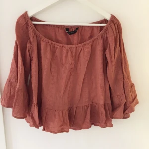  - Fin blus i rostorange. Använd 1 gång. Hoppas att den kan komma till användning hos någon annan! 