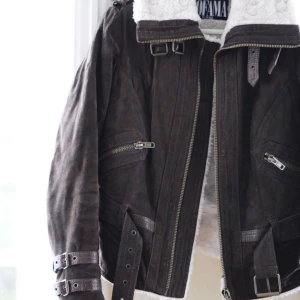  - Väldigt bra skick. Använd endast under en höst. Lite varmare brun i solljus. Nypris 2500kr