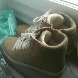  - Lamp     Jag säljer varma vinterskor . De är i bra skick.       