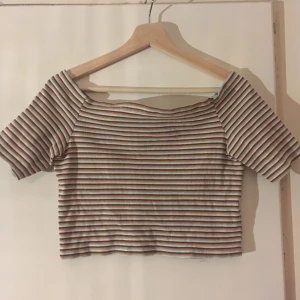  - Crop top från Monki, i retrofärger. Bild två ger rättvisa för färgerna. Fint skick. Har Swish, köparen står för frakt.