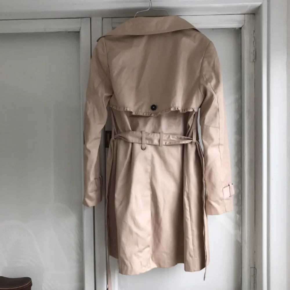 Helt oanvänd trench coat ifrån H&M - nypris var runt 400kr, säljer nu för 100kr + frakt!. Jackor.