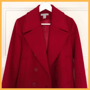  - Ny i butik och endast använd vid ett tillfälle. Den är superfin men jag har för många kappor som trängs i garderoben 💔