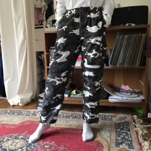  - 🐍camo-pant🐍 Flexibelt tunt lite plastigaste tyg, perfekta för festival.  Enbart använda 1 gång. Snörning i midjan.  Köparen står för frakten u know the drill