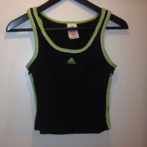  - Gulligt vintage adidas linne/topp ! Säljer pga för litet 