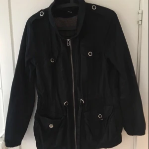  - Svart jacka från hm i storlek 40, liten i storleken. 