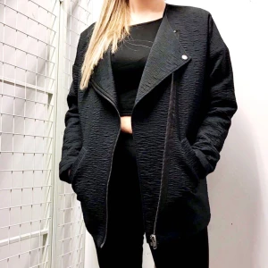  - Tunnare kappa från Monki i storlek S (passar även M) säljes för 100kr, frakt tillkommer. Betalning sker via swish.