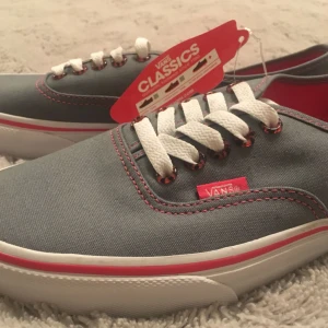  - Oanvända äkta Vans med fina detaljer, lappen sitter fortfarande på! Möts gärna upp på Stockholm innerstan eller norrort!