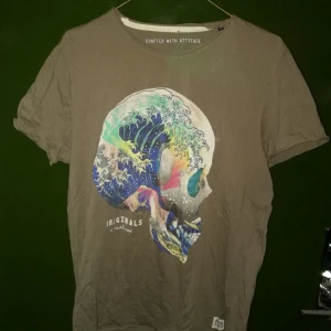  - Cool T-shirt från Jack n Jones , L  Swish el kontant vid Ropsten eller Åhléns city Skickas endast via Swish mottagaren står för portot