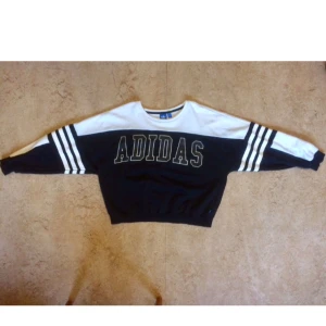  - Tröja från adidas. Storlek M/38 men är lite oversize. Bra skick 