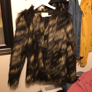  - Fake pälsjacka från Vero Moda. Använd 1 gång. Storlek L men passar M bättre. 