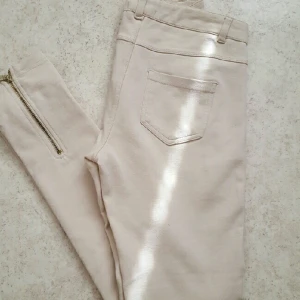  - Super fina tjejiga stretchiga beiga byxor, från bershka som sitter fint på kroppen, i väldigt bra skick/inget öppet köp
