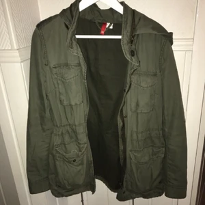  - Jacka från H&M i storlek 38! Passar en S/M. Bra skick då den inte är använd så mycket. 