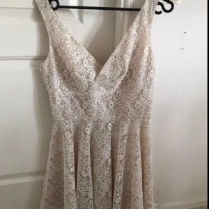  - Somrig klänning från Elise Ryan, endast använd en gång. 