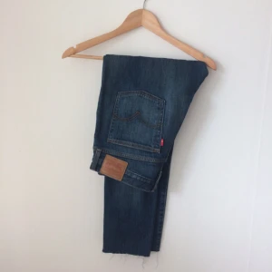  - Levi's Wedgie fit strl 31. Hög midja, tighta, avklippta nedtill(köpta så). Använda 1 gång.