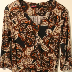  - Supersnygg klänning i paisleymönster. Köparen betalar frakt eller mötas upp i Gbg! 