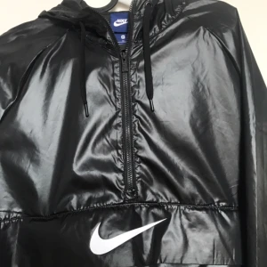  - Snygg träningsjacka, bra mot regn/vind.  Använd 1 gång, säljer pga att jag inte får användning till den. Synd att bara ha den hängandes i garderob på full tid. Frakt ingår ej.