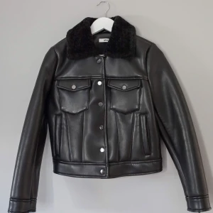  - Väldigt populär jacka från GinaTricot • Aldrig använd och i jättefint skick • Sitter lite kortare än en vanlig jacka så snygg att lagra med