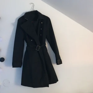  - Super fin längre skepparkavaj med fodring.Har några år på nacken, men fortfarande super skick! Kan mötas upp i Stockholm eller så står köparen för frakten.