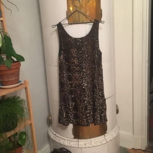  - Miniklänning m leopardmönster. Sjukt snygg m polo under. Och annars också. Lite lägre i ryggen än framtill