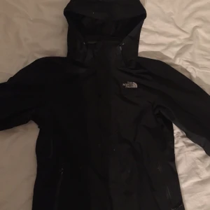  - North face jacka i storlek M som jag säljer för att den är för liten. Jackan har lite färgfläckar men inget som syns om man inte kollar nära, utöver det så är den i bra skick. 