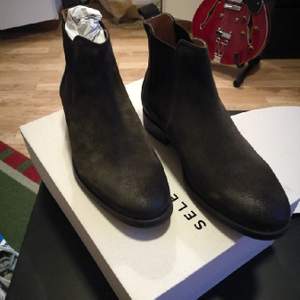 Hej! Säljer ett par helt nya Selected Homme stövlar/chelsea boots i storlek 42 EU. Bootsen har sedan inköpet aldrig använts. Väldigt classy och snygga. Sitter väldigt fint på foten och byxorna faller enkelt över den då öppningarna inte är så stora som det kan vara på den här typen av skor.  Nypriset för dessa ligger på 1199:-  Se mina andra annonser för helt oanvända skor i diverse storlekar! 