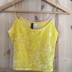  - Supersnygg crop top från H&M Divided i storlek XS. Den är härligt gul och riktigt snygg på!