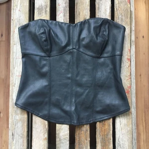  - Svart topp i skinn (fake) från gina tricot. Använd en gång.