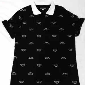  - Helt ny och oanvänd piké med printade fruktklyftor på. 