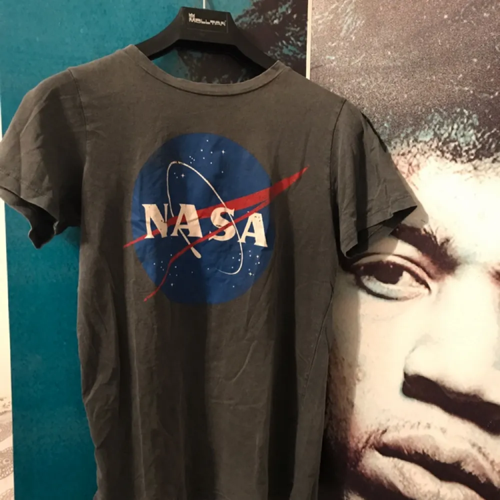 Helt oanvänd tshirt med NASA-tryck. Trycket ser lite urtvättat ut så man är medveten om det. (Syns på bild två) Fraktkostnad tillkommer. T-shirts.