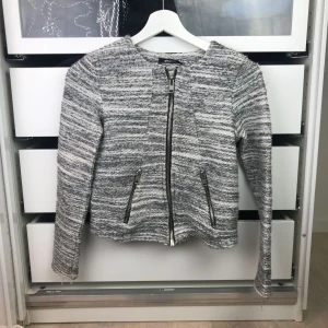  - Supermysig grå/vit melerad kofta med silverdetaljer. Strl xs i fint skick! 